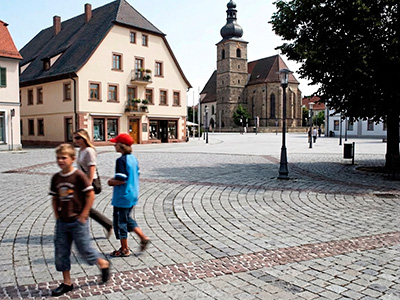 Ortsplatz mit Betonpflaster